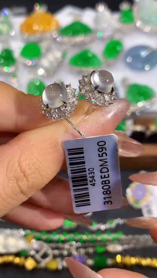 18K金镶嵌翡翠耳饰SF45430多样性发其一