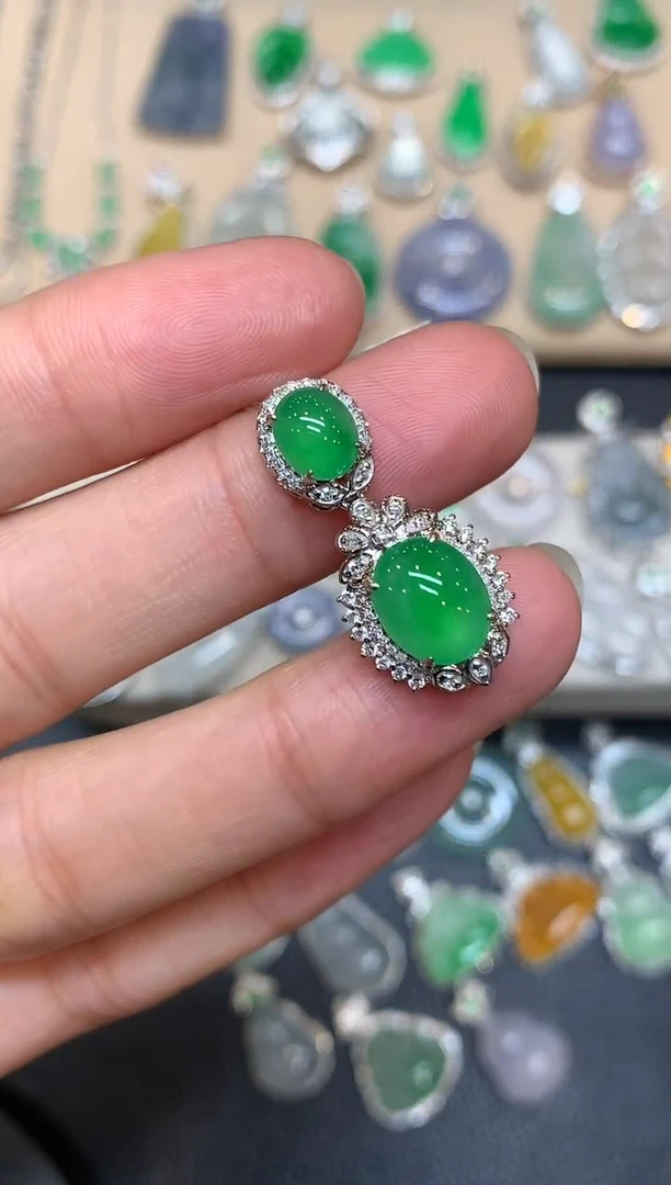 颈饰18K金镶嵌翡翠蛋面【无服务费