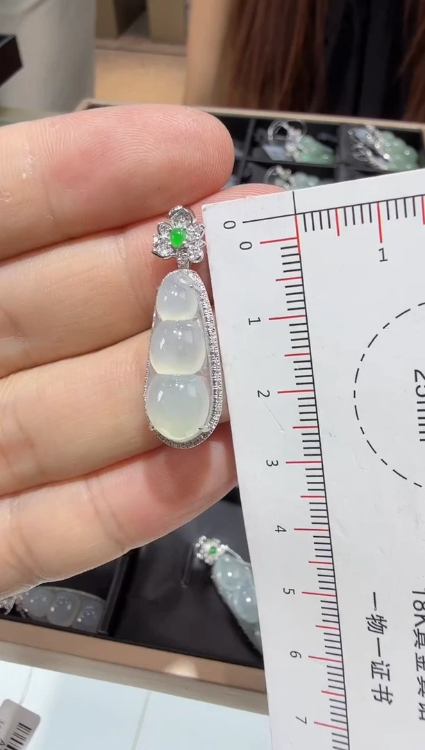 18K金镶嵌定制翡翠70-豆子