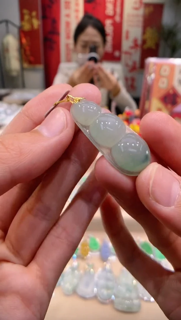 【闪购商品】翡翠吊坠(不含链)18K金镶嵌豆子