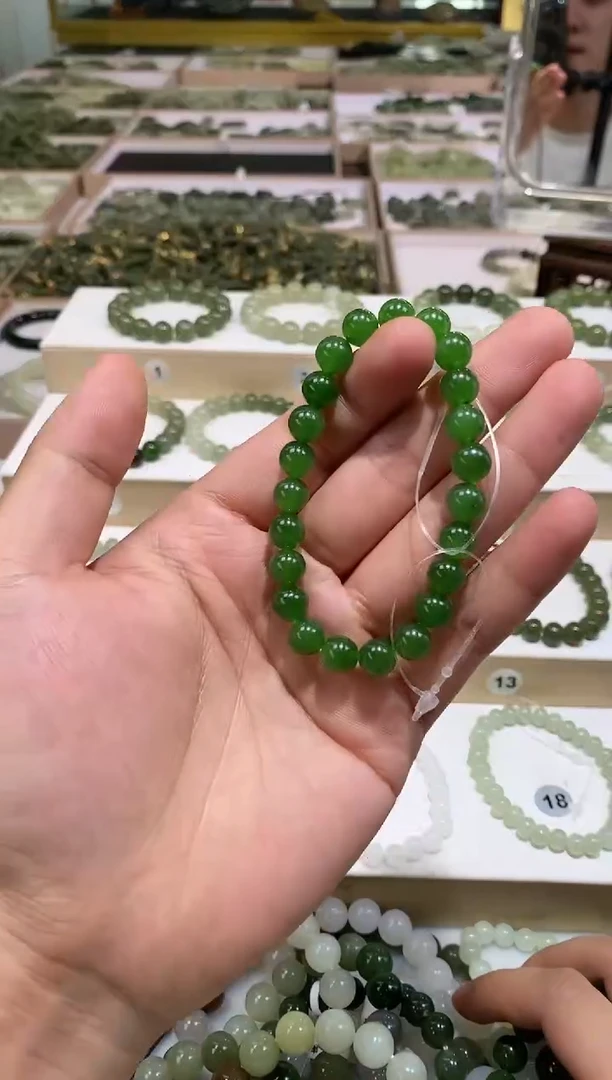 手串未镶嵌和田玉天然和田玉俄罗斯碧玉苹果绿卡8mm手串一件