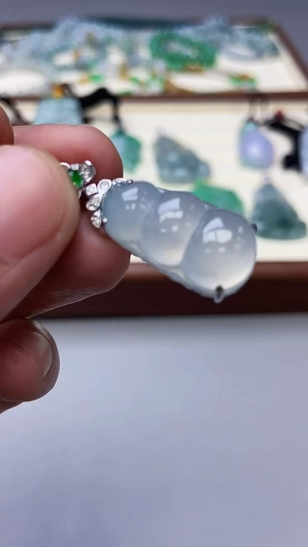 翡翠18K金镶嵌颈饰萌*哒豆子