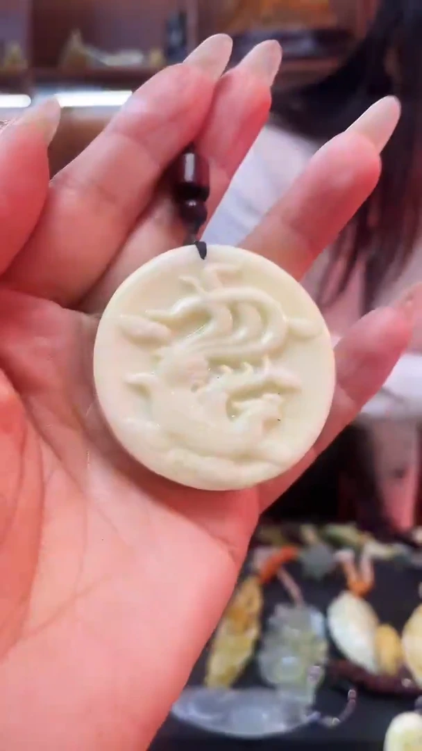 未镶嵌蛇纹石玉吊坠