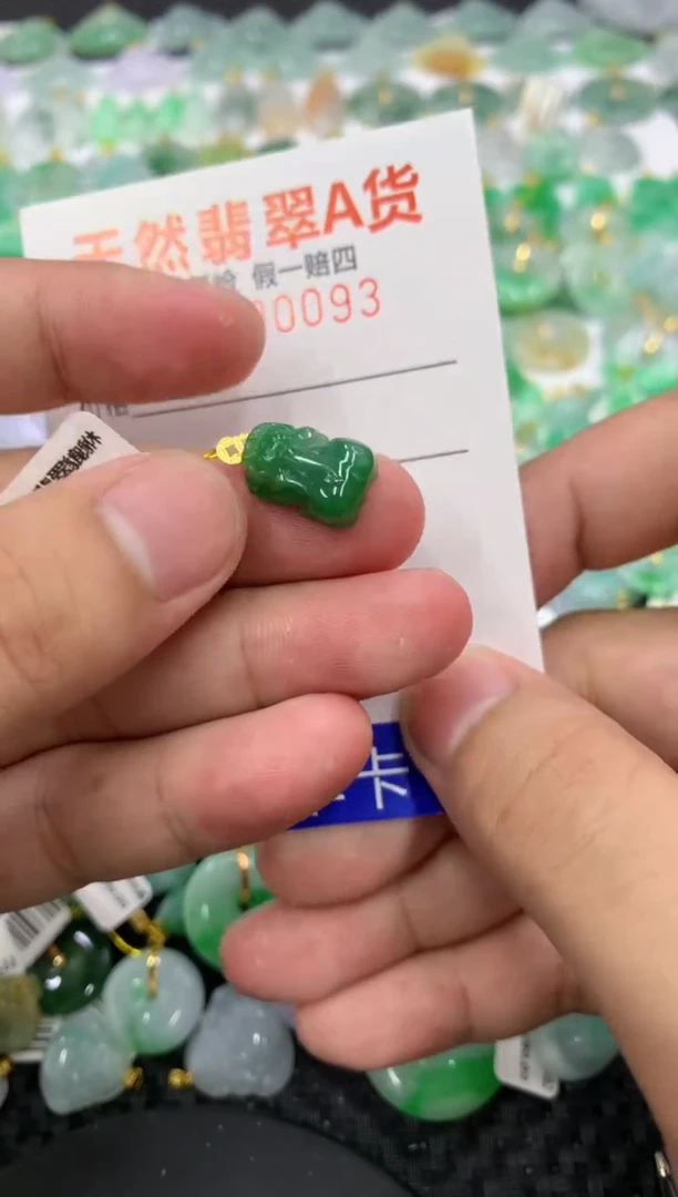 翡翠18K金镶嵌颈饰11111111111