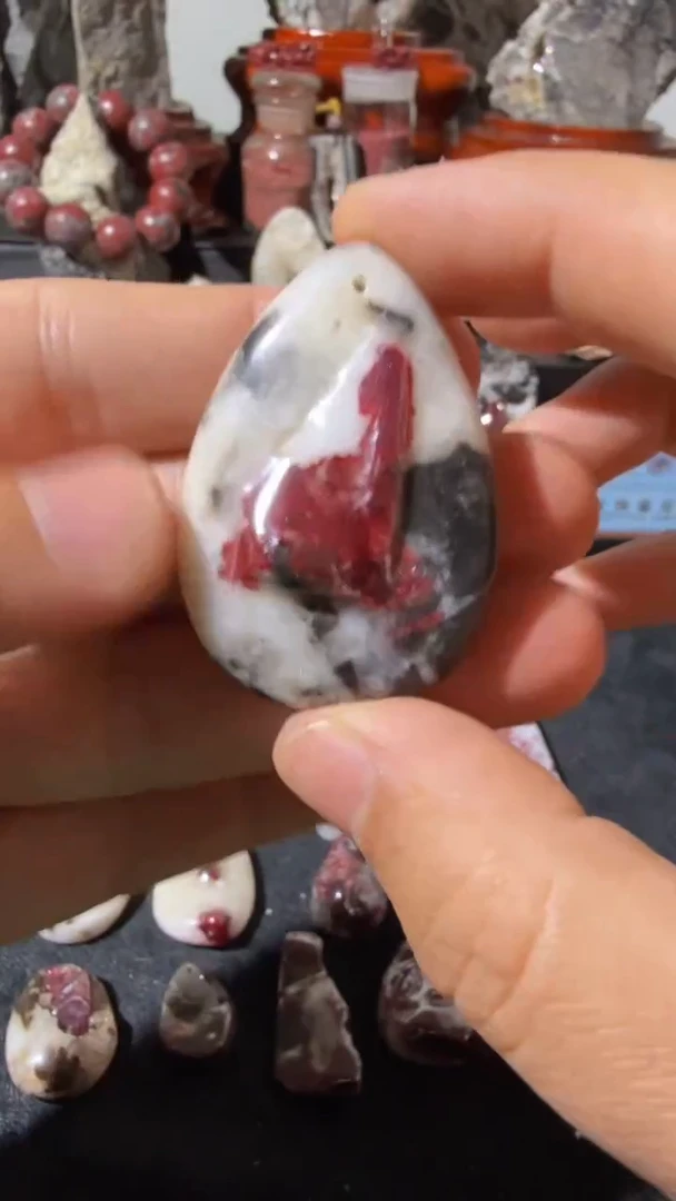 天然辰砂天然辰砂天然朱砂大晶砂随行吊坠