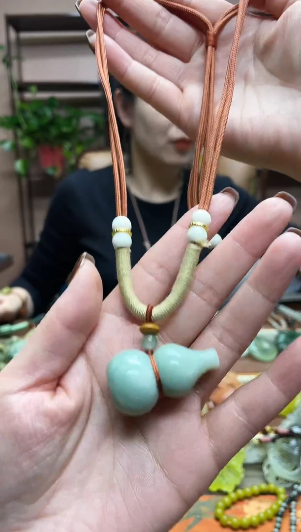 未镶嵌岫玉颈饰·