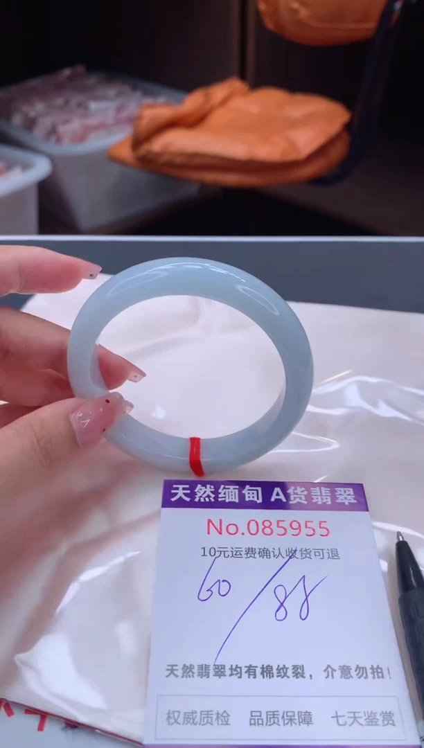 未镶嵌手镯翡翠有纹，完美者勿拍