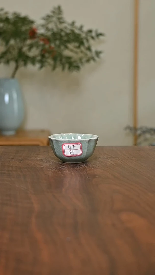 8#宝相杯 豆绿釉 微瑕 朱家汝窑款