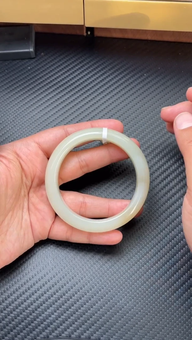 未镶嵌手镯和田玉且末金山微色差56+Mh