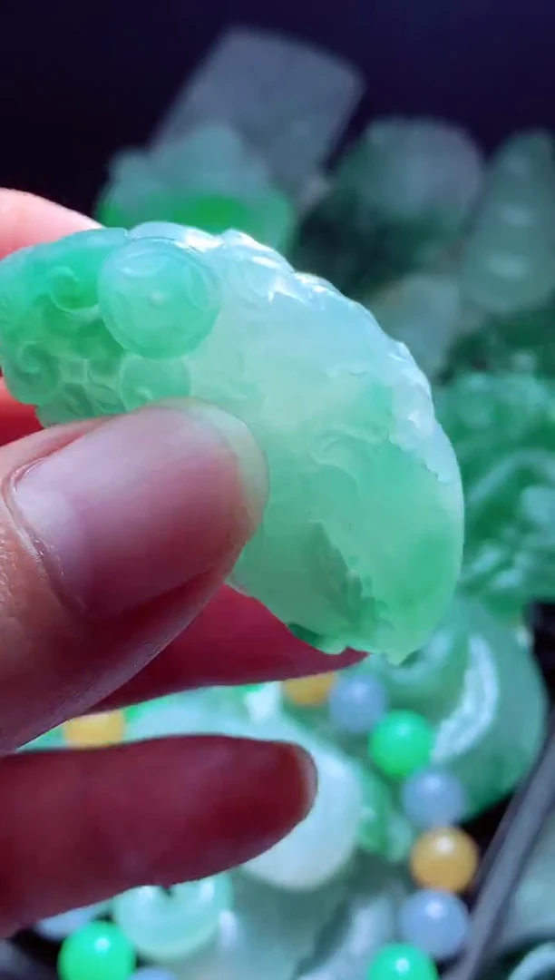 未镶嵌定制翡翠八****?翡翠毛货定制