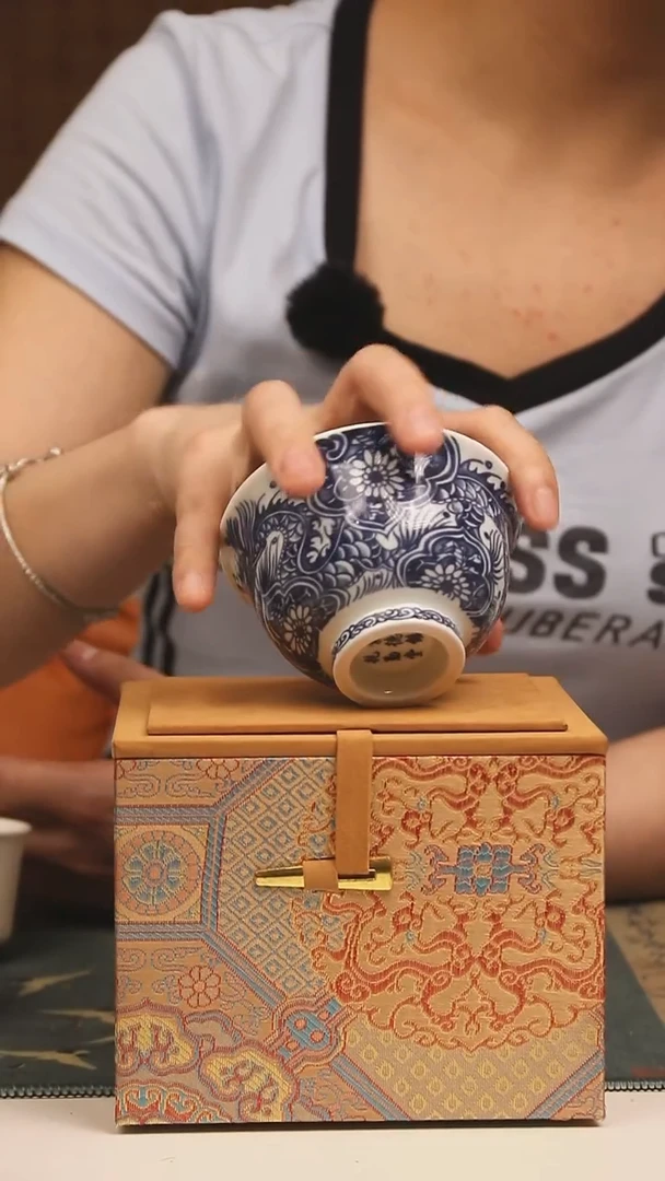 景德镇高温瓷蓝龙出海撇口杯