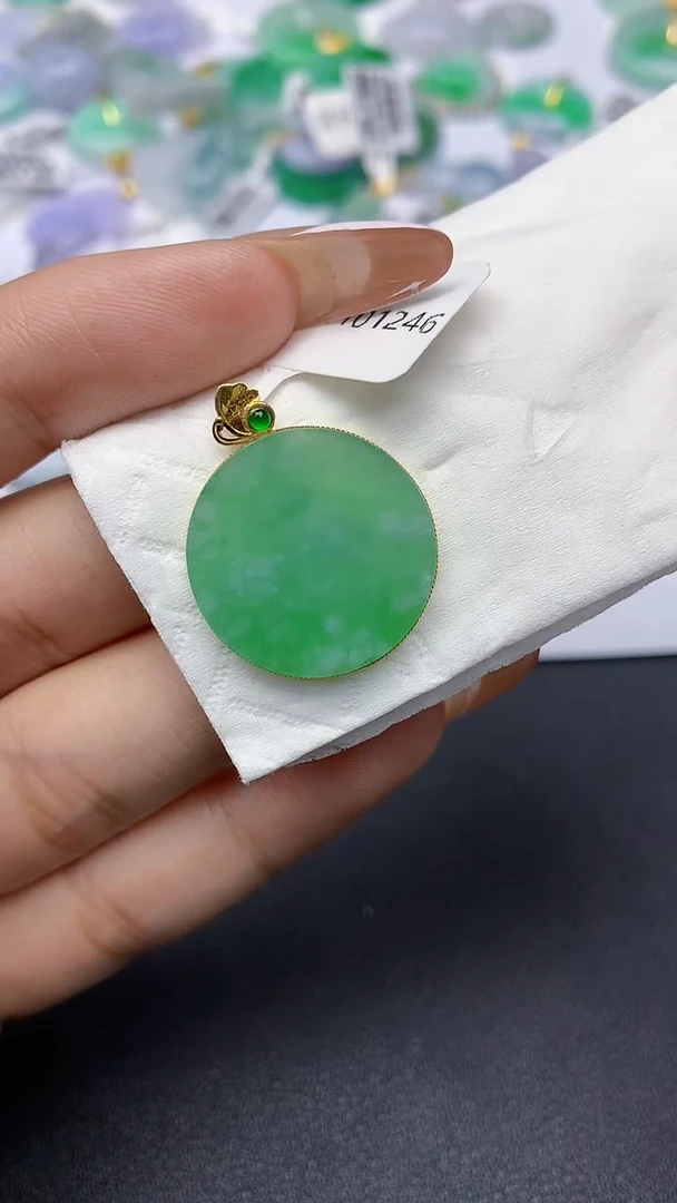 颈饰18K金镶嵌翡翠a货假一赔三支持复检百元上9元证书费自理