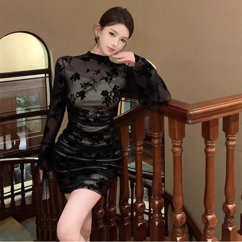 流光风黑色提花喇叭袖连衣裙2025秋冬显瘦包臀裙名媛气质性感短裙