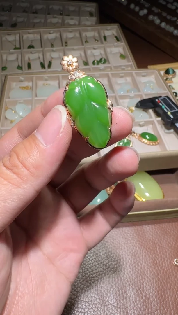 18K金镶嵌和田玉挂件德*和田玉