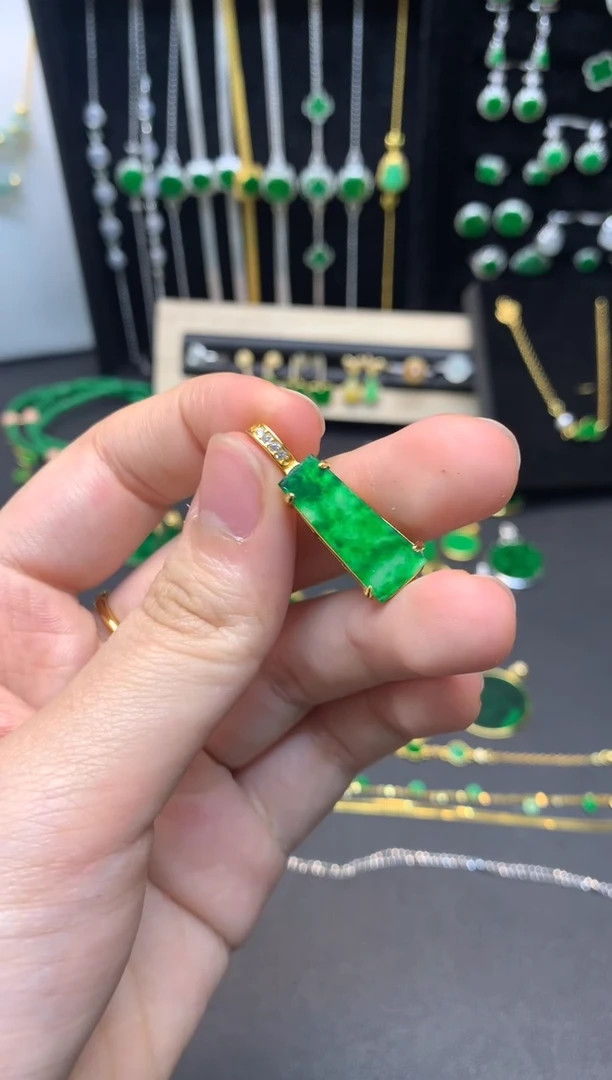 颈饰未镶嵌翡翠有纹裂