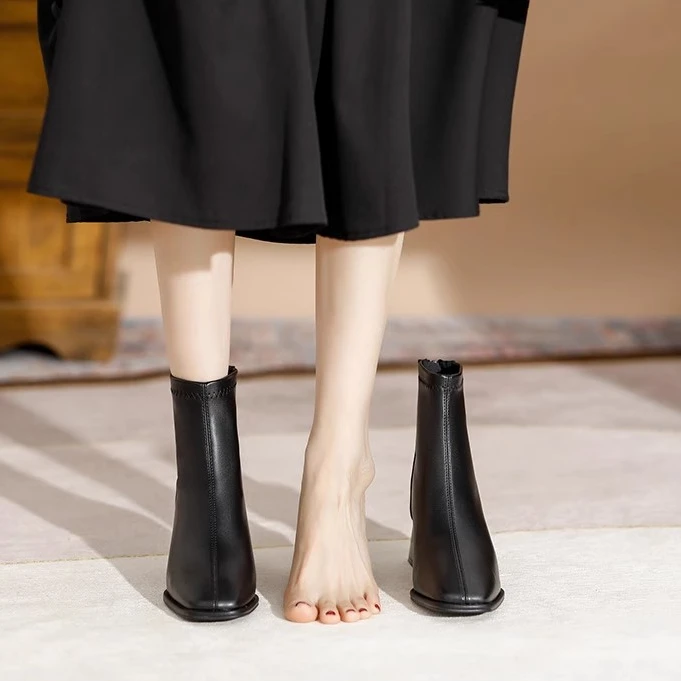 短靴4Cm黑色NAPA软皮清货4Cm黑色NAPA软皮清货国潮