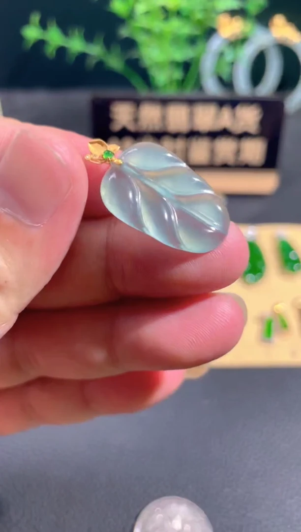 翡翠18K金镶嵌颈饰翡翠