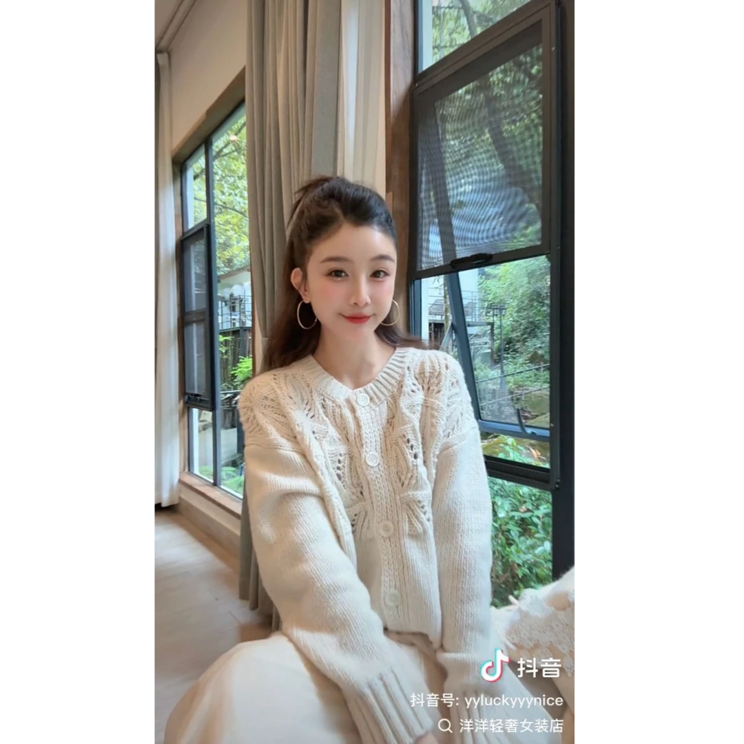 洋洋优选-秋季新款法式小香风镂空单排扣设计圆领毛衣外套YY71872