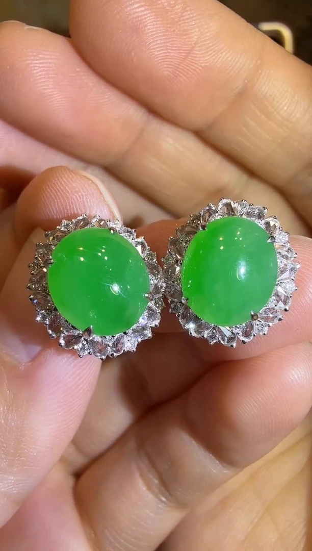 【闪购商品】翡翠耳饰18K金镶嵌正阳满绿鸽子蛋大蛋面耳包