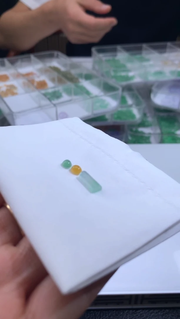 未镶嵌定制翡翠小**?翡翠