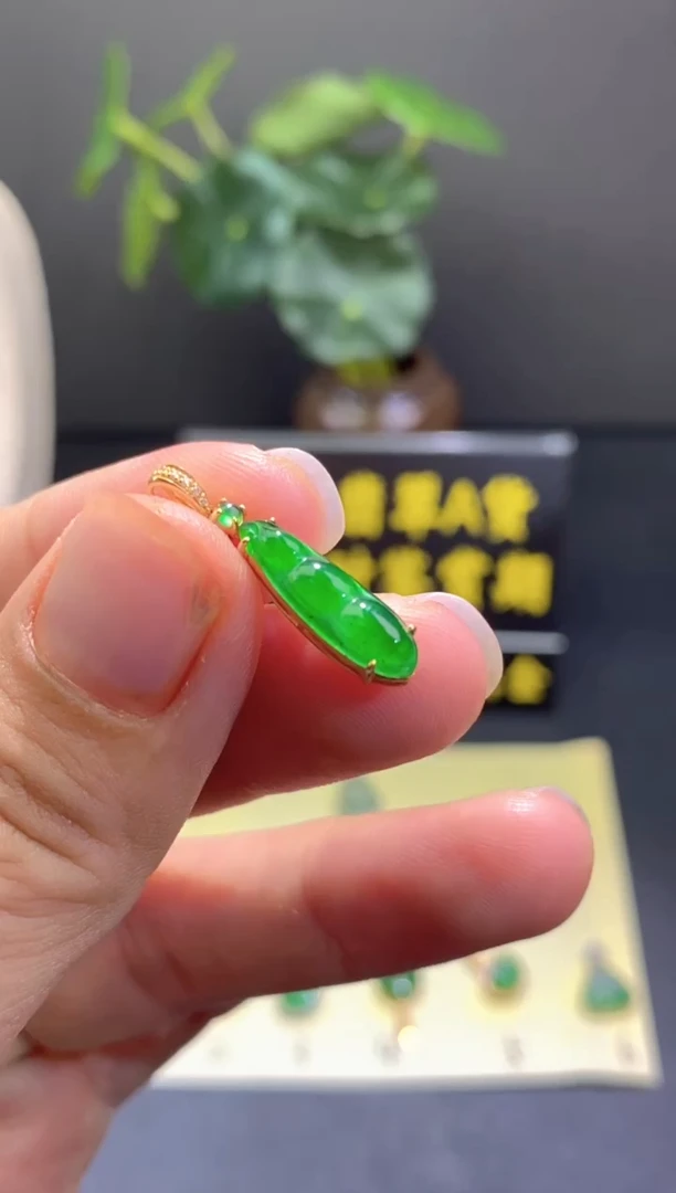 翡翠18K金镶嵌颈饰翡翠吊坠