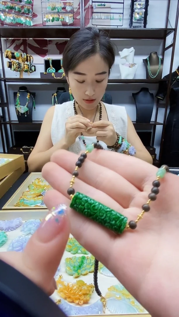 颈饰未镶嵌翡翠吊坠