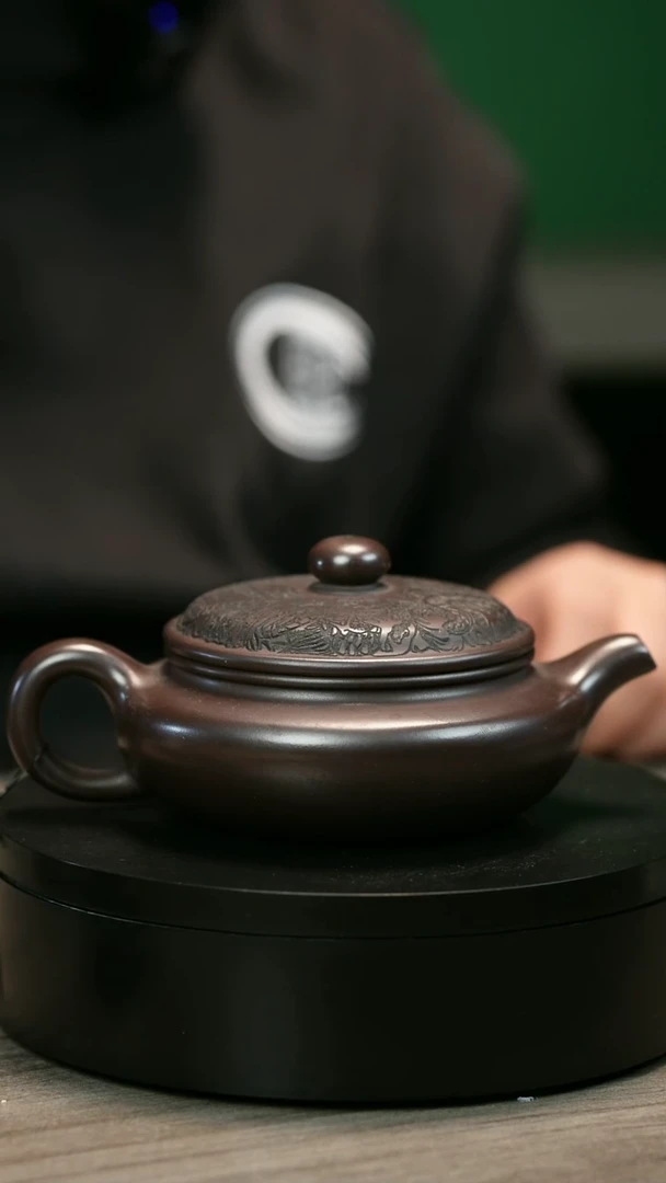 茶壶紫砂麟**音H1957李传荣紫泥龙刻扁腹