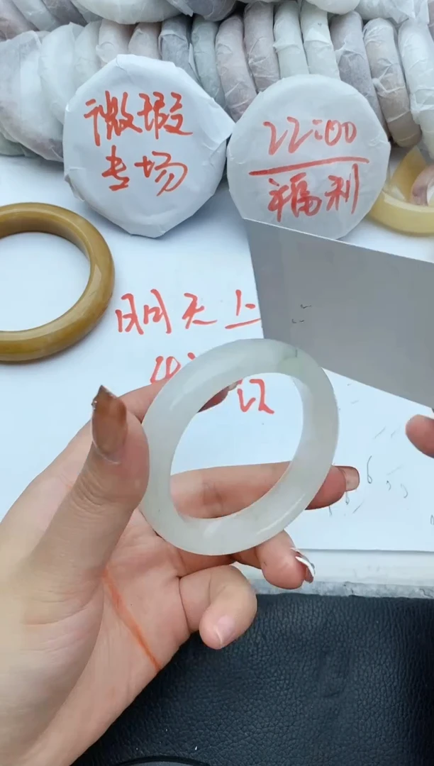 【闪购商品】石英质玉手镯未镶嵌B188+52.5