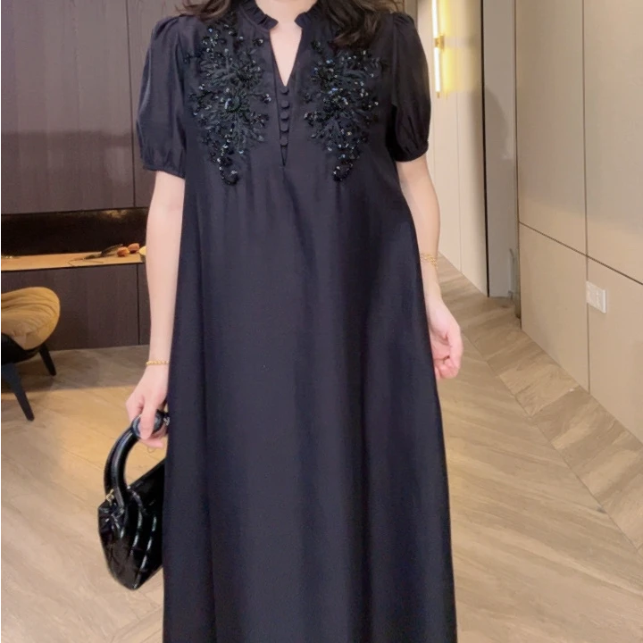 黑色v领丝棉重工对称钉珠遮肉显瘦气质连衣裙