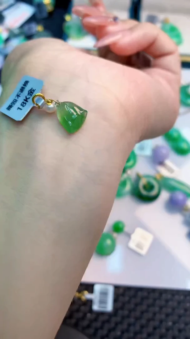 翡翠18K金镶嵌吊坠(不含链)1