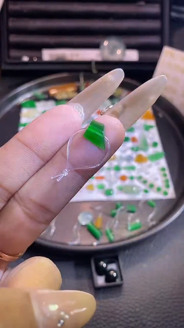 翡翠挂件未镶嵌珠子