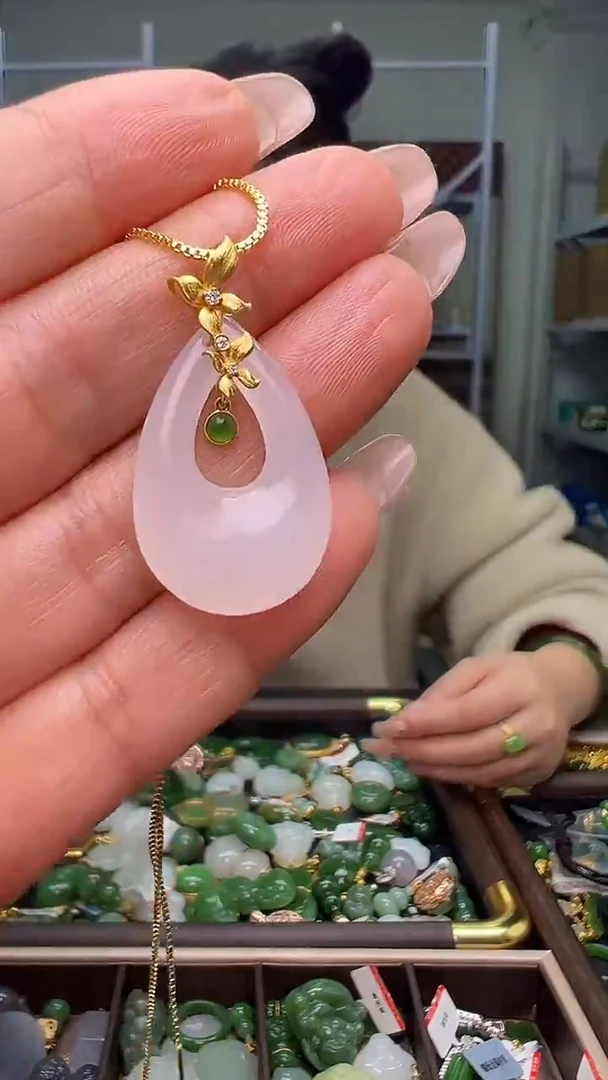 颈饰18K金镶嵌和田玉（多样性发货.发其一）11.22.79