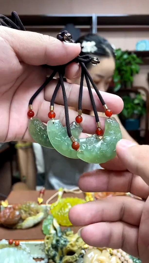 岫玉未镶嵌吊坠多样性发货发其中之一