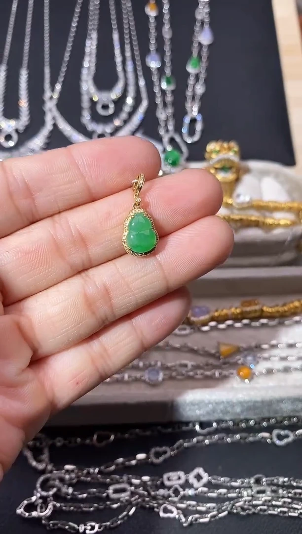 颈饰18K金镶嵌翡翠吊坠