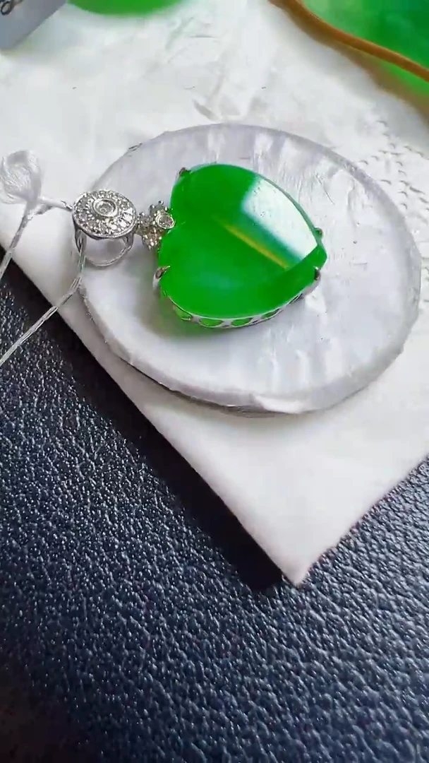 颈饰18K金镶嵌翡翠爱心