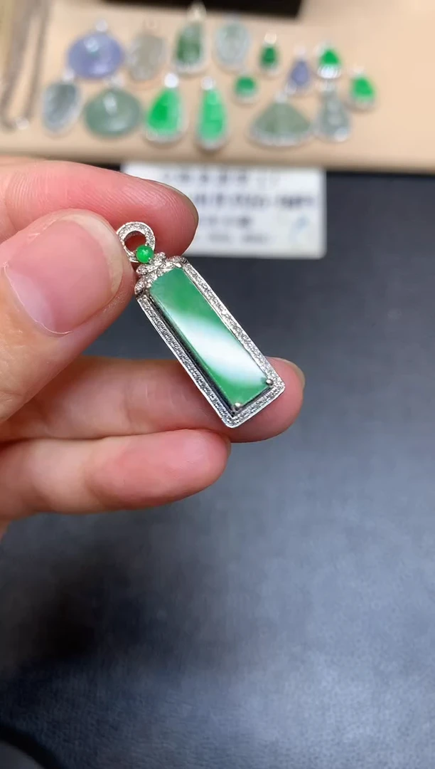 翡翠18K金镶嵌颈饰无事牌【无服务费】