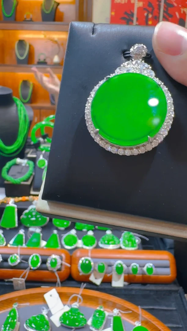 【闪购商品】翡翠吊坠(赠链)银S925镶嵌天然A货翡翠