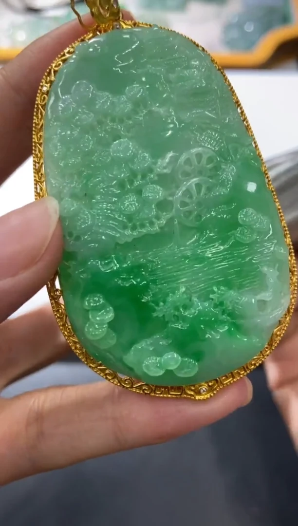 18K金镶嵌挂件翡翠L*K1