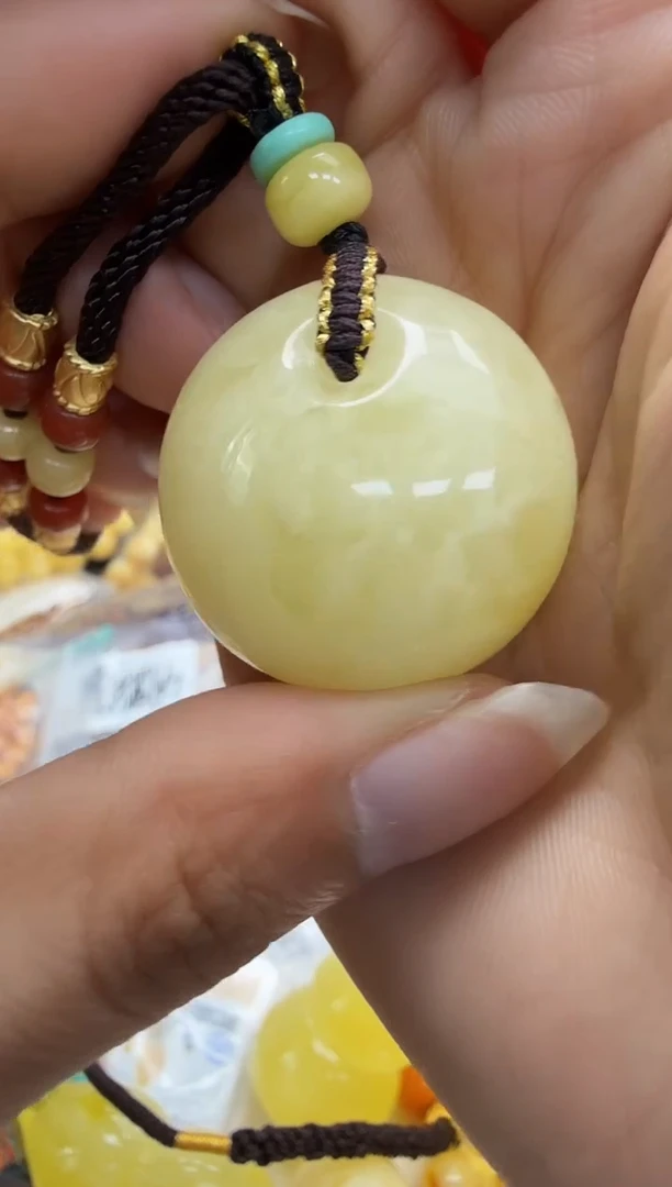 未镶嵌琥珀裸石如图
