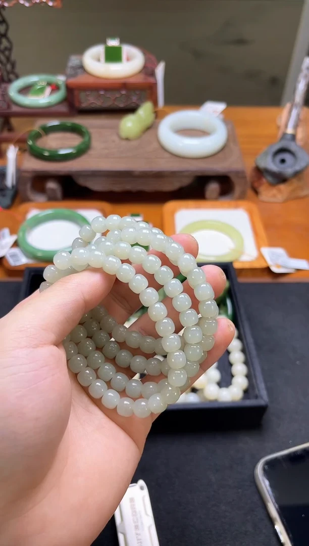 未镶嵌手串和田玉且末青白卡8老型 多样性发一