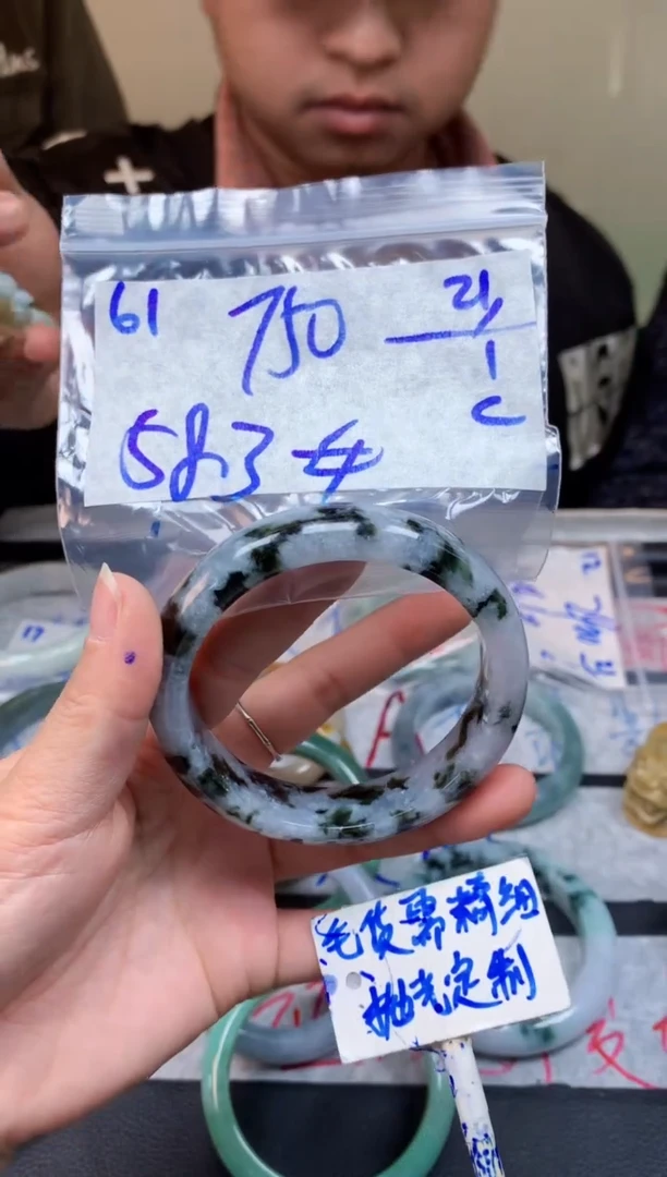 【闪购商品】定制翡翠未镶嵌61毛货需精细抛光手镯多样性拍一发一
