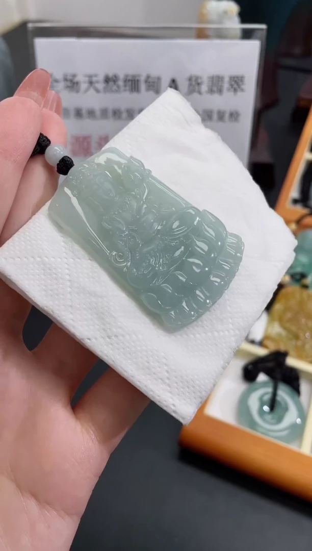 翡翠未镶嵌颈饰观音