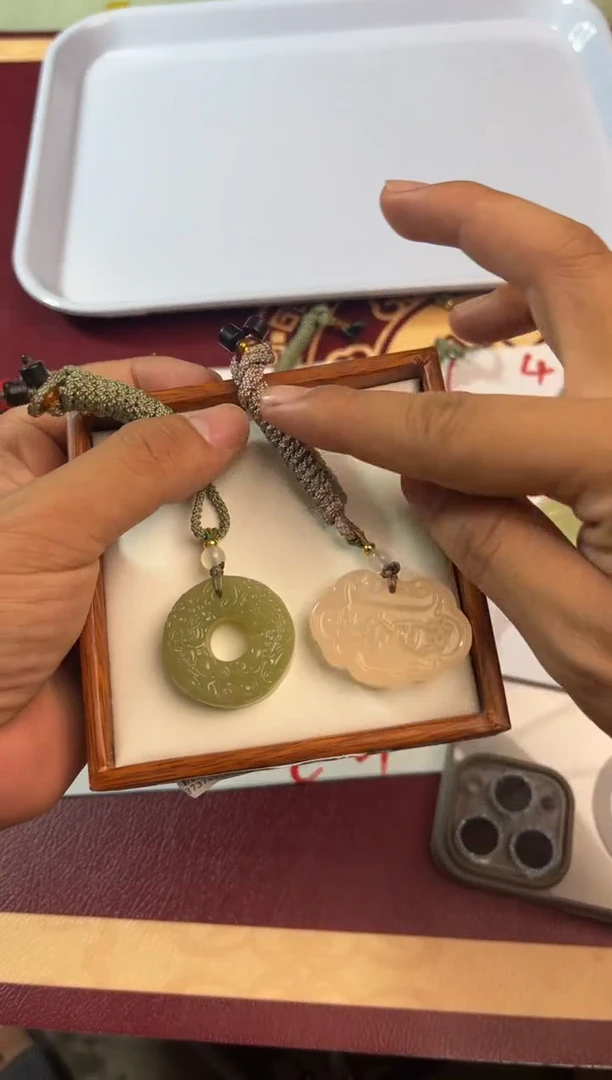 吊坠(赠链)未镶嵌石英质玉蝴**开1 7