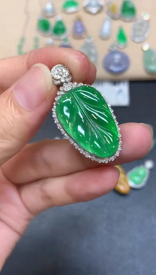 颈饰18K金镶嵌翡翠树叶【无服务费