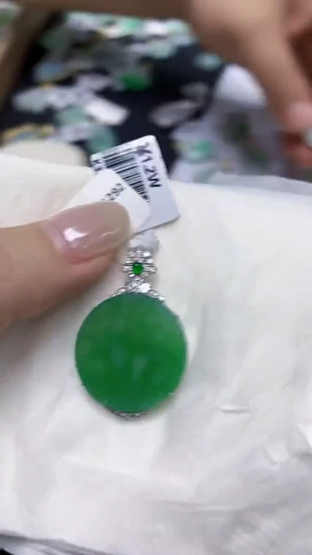 翡翠18K金镶嵌颈饰天然缅甸翡翠A货