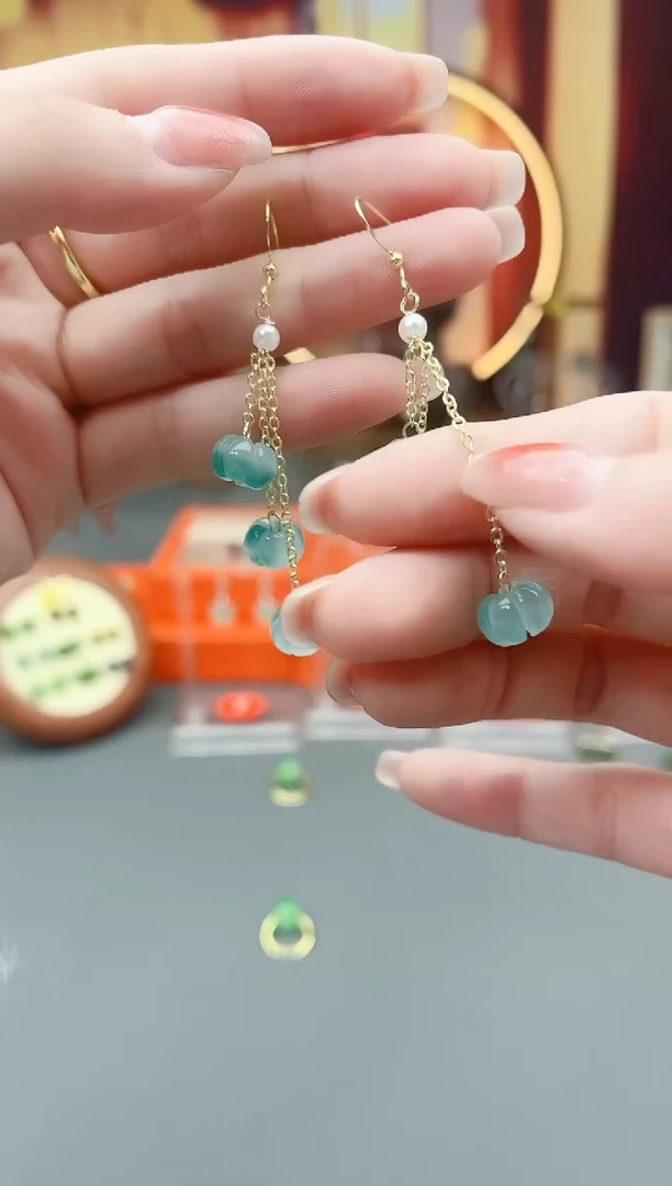 未镶嵌石英质玉（天山翠）耳钉000000