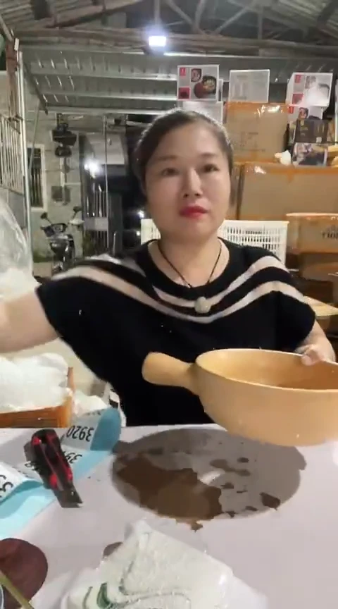 大瑕疵咖色手把锅