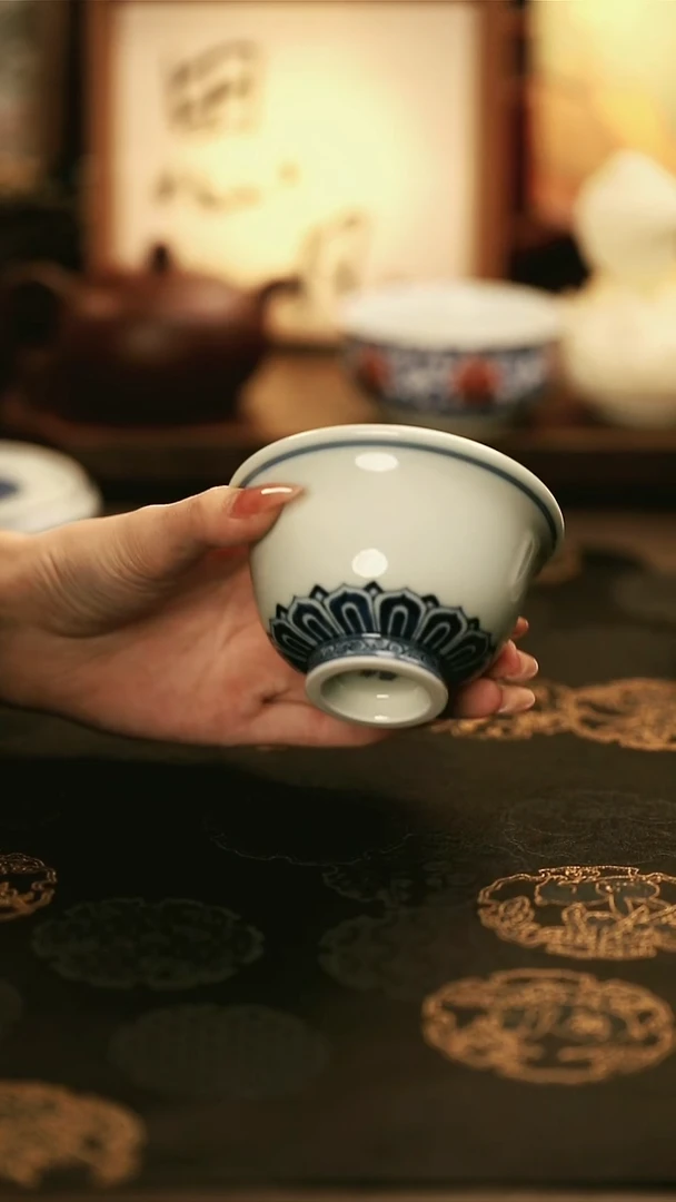 M666/陶瓷留白宝相纹压手杯