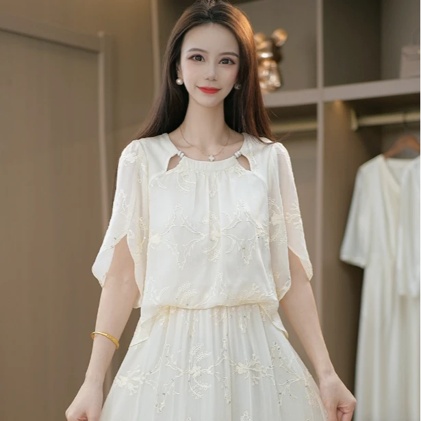 2025新款法式温柔白色优雅甜美刺绣精致减龄白搭显瘦连衣裙M-4XL