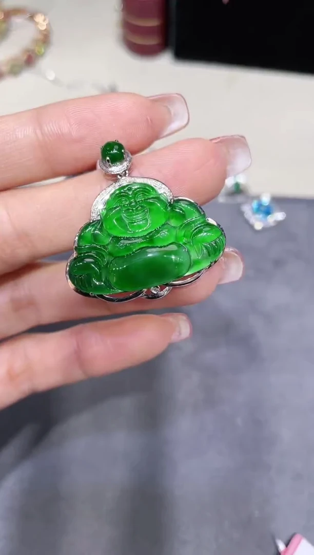 18K金镶嵌翡翠吊坠